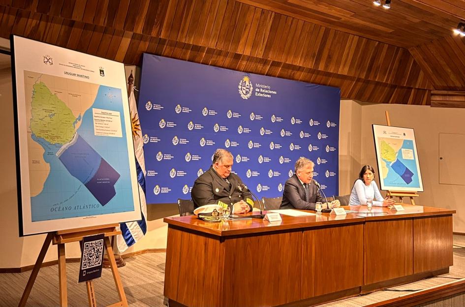 Ministro Paganini presenta la nueva lámina de Uruguay marítimo Ministro Paganini presenta la nueva lámina de Uruguay marítimo