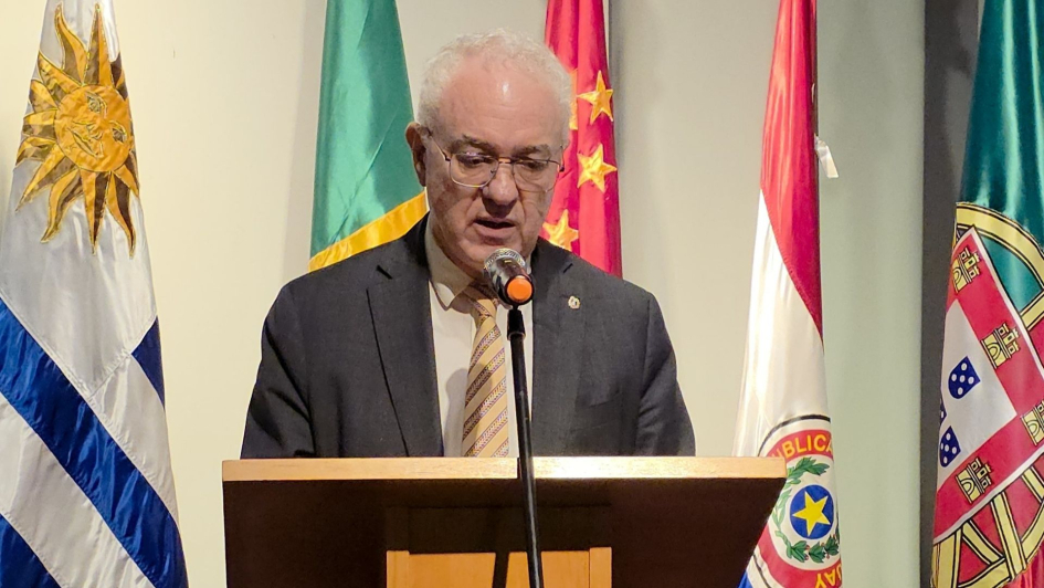 Canciller brindando palabras en la inauguración de la exposición