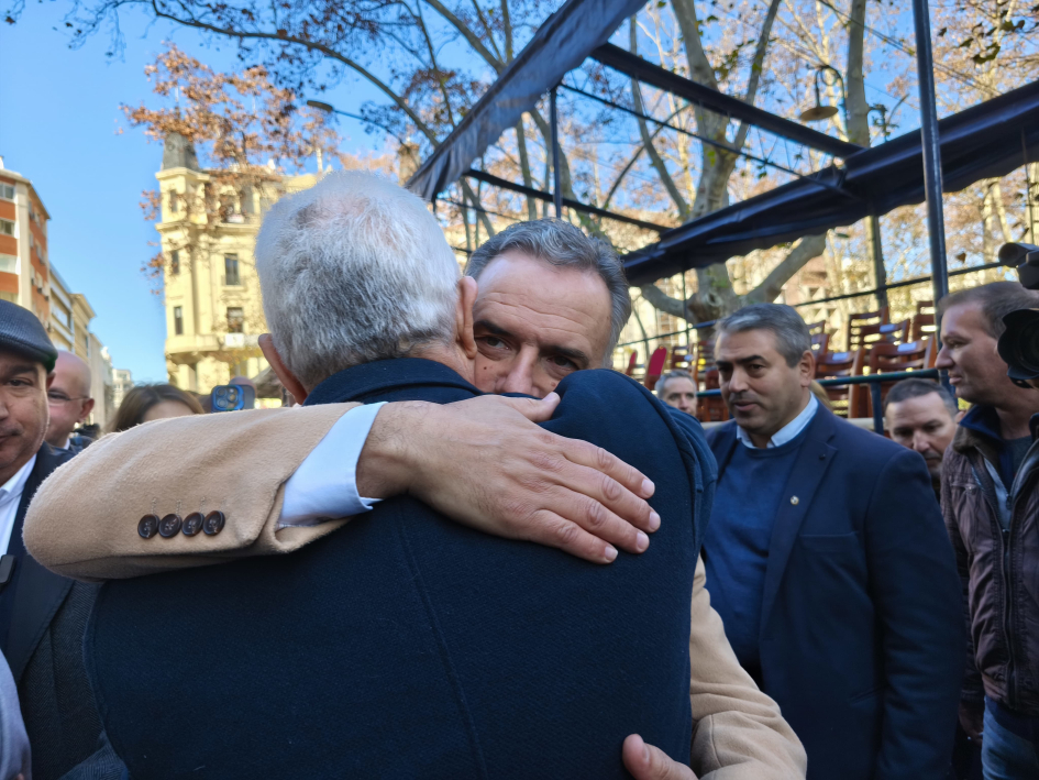 195.º Aniversario de la Jura de la Primera Constitución Abrazo entre el presidente Orsi y el ministro Lubetkin
