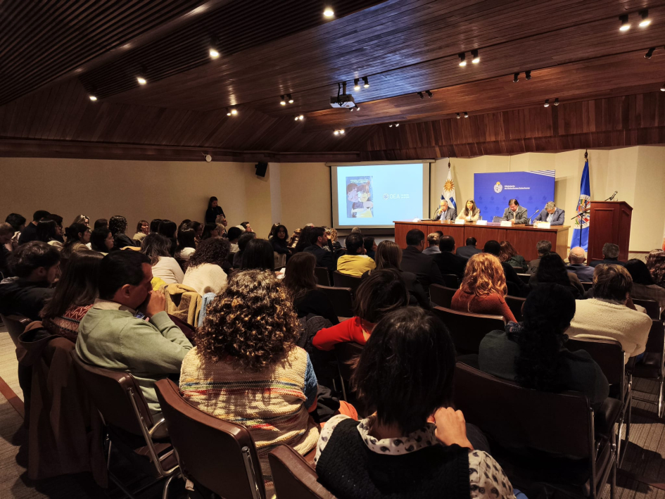 Público y panel en el Anfiteatro de Cancillería