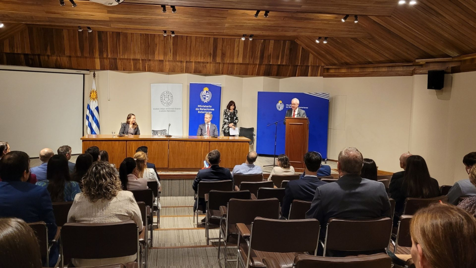 Canciller Mario Lubetkin, subsecretaria Valeria Csukasi y el director del IASE, Felipe Llantada