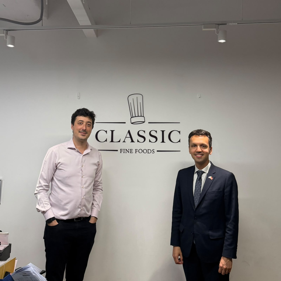 Cónsul General Federico Lage con el Gerente de Classic Fine Foods, Facundo Fernández Cónsul General Federico Lage con el Gerente de Classic Fine Foods, Facundo Fernández