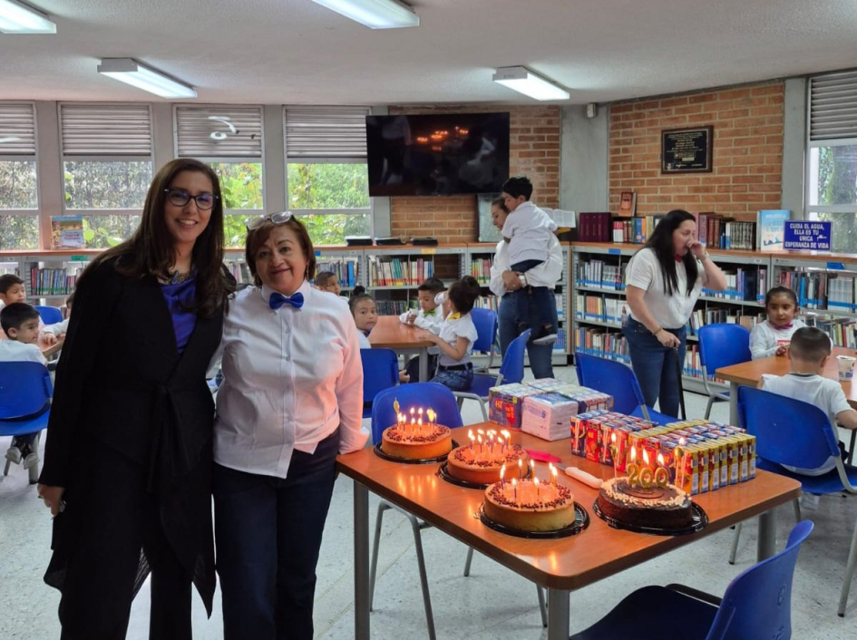 Embajadora Mercedes Corominas y Directora Colegio Atanasio Girardot Pilar Tenjo Embajadora Mercedes Corominas y Directora Colegio Atanasio Girardot Pilar Tenjo