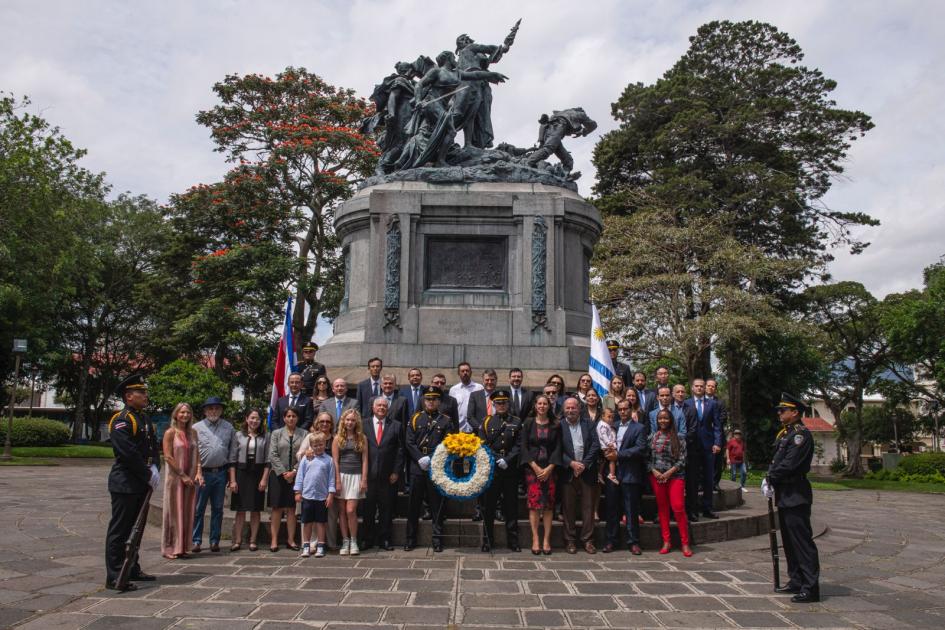 Ofrenda floral 2024 Participantes de la ofrenda floral en Conmemoración 194° Aniversario de la Jura de la Constitución