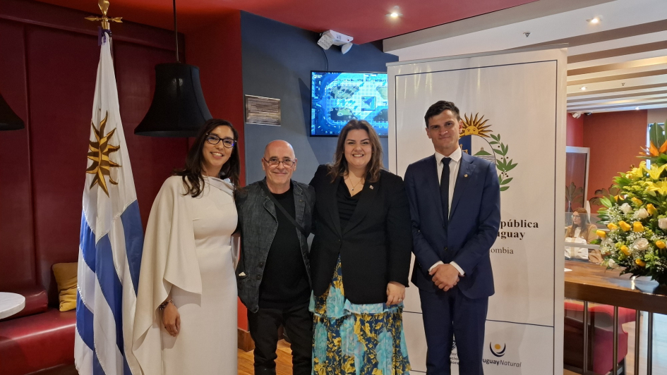 Embajadora Mercedes Corominas, Edú Lombardo, Ministra Consejera Lourdes Boné y Cónsul Juan Ciganda Embajadora Mercedes Corominas, Edú Lombardo, Ministra Consejera Lourdes Boné y Cónsul Juan Ciganda