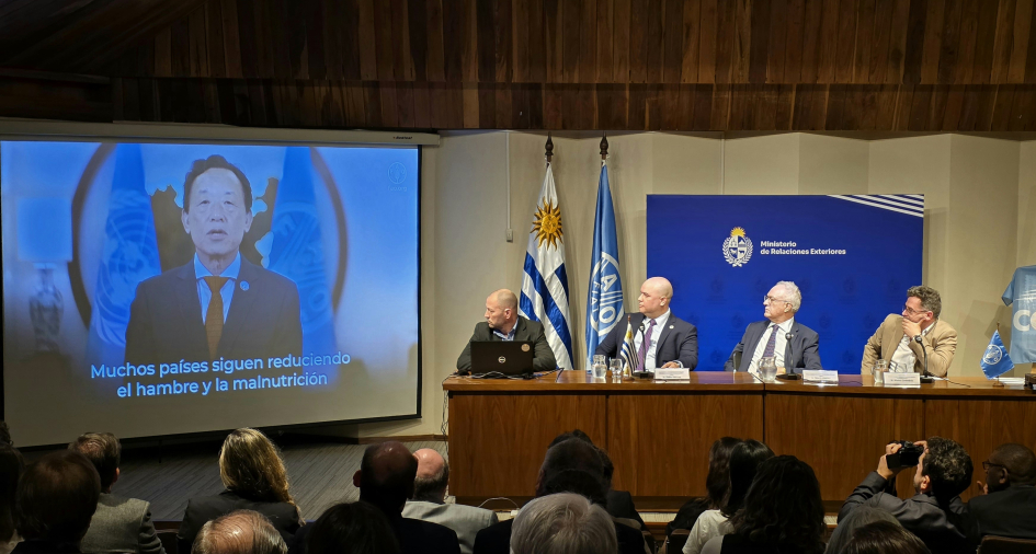 Mario Lubetkin, Matías Carámbula y Pablo Rabczuk Mario Lubetkin, Matías Carámbula y Pablo Rabczuk mirando video presentación de la FAO