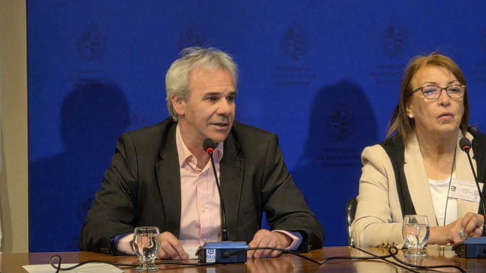 El director general de Asuntos Consulares y Vinculación, Jorge Muiño, en la apertura del encuentro Jorge Muiño hablando en la apertura del encuentro mundial