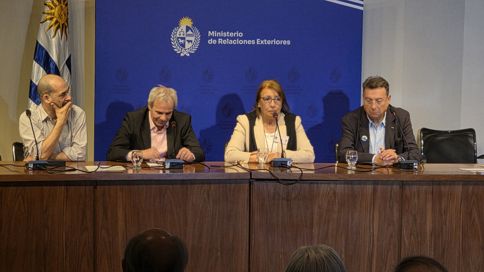 Mesa de apertura del encuentro mundial Mesa de apertura del encuentro mundial