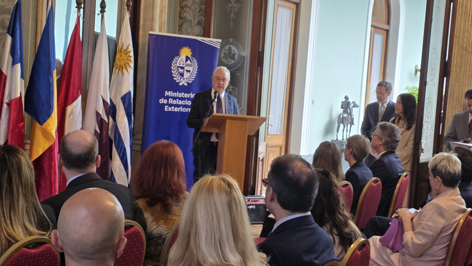 Canciller Lubetkin brindando oratoria en el Lanzamiento