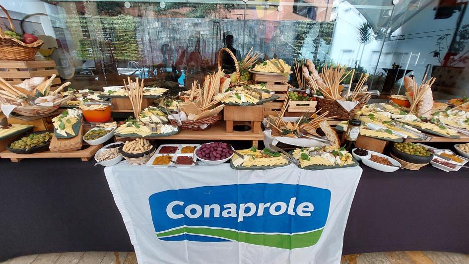 Colaboración de la empresa uruguaya Conaprole, en la Fiesta Nacional. Colaboración de la empresa uruguaya Conaprole, en la Fiesta Nacional.
