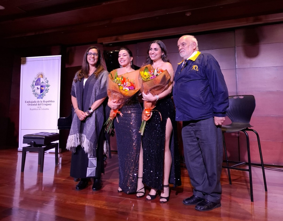 Embajadora Mercedes Corominas, Mariana Airaudo, Manuela Hernández y Dr. Fernando Vargas-Maza Embajadora Mercedes Corominas, Mariana Airaudo, Manuela Hernández y Dr. Fernando Vargas-Maza