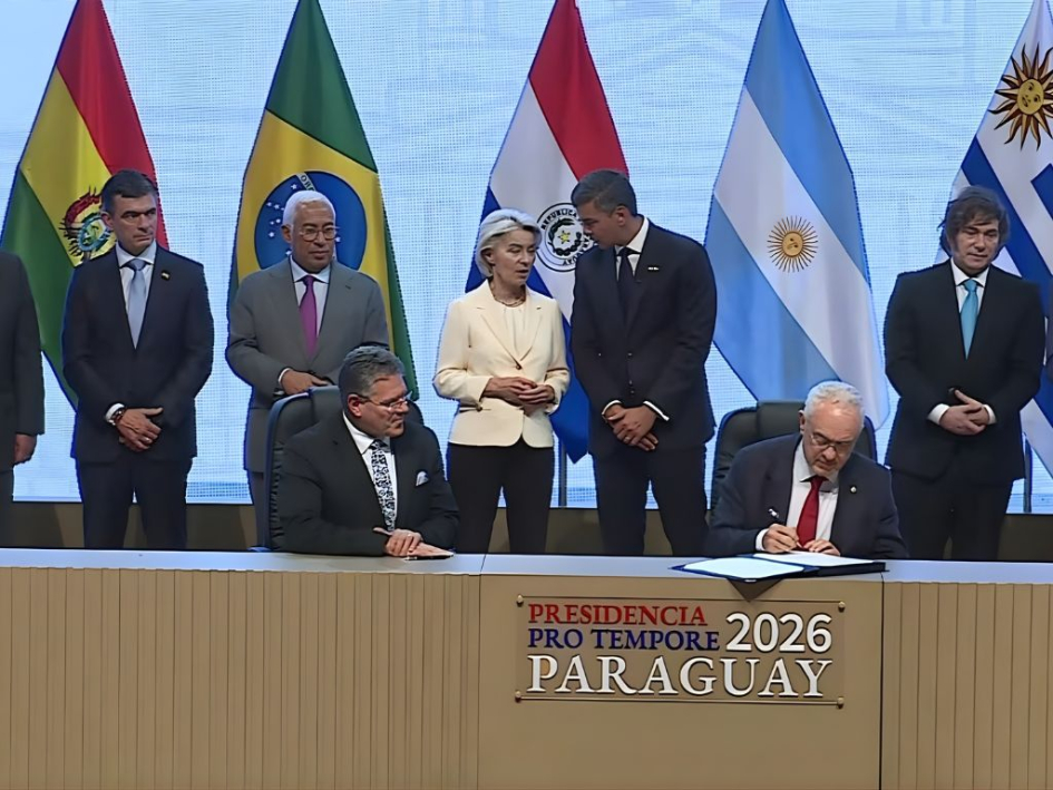 Ministro Lubetkin durante la firma del acuerdo 