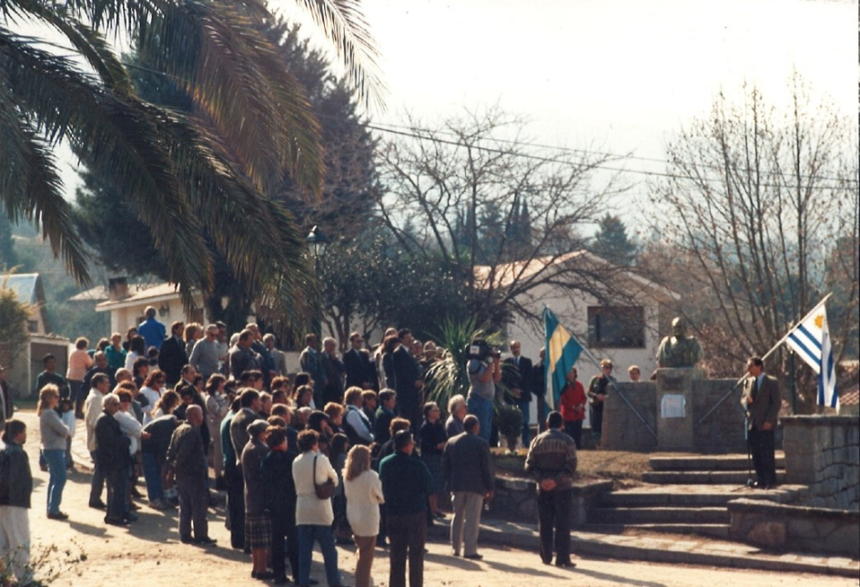 Foto de inauguración ante el monumento a Artigas (busto) en La Falda, Provincia de Córdoba