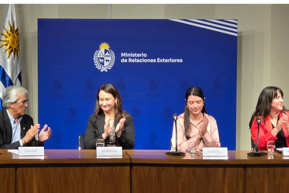 Mesa de autoridades presentes en evento de la Eliminación de la Violencia contra la mujer
