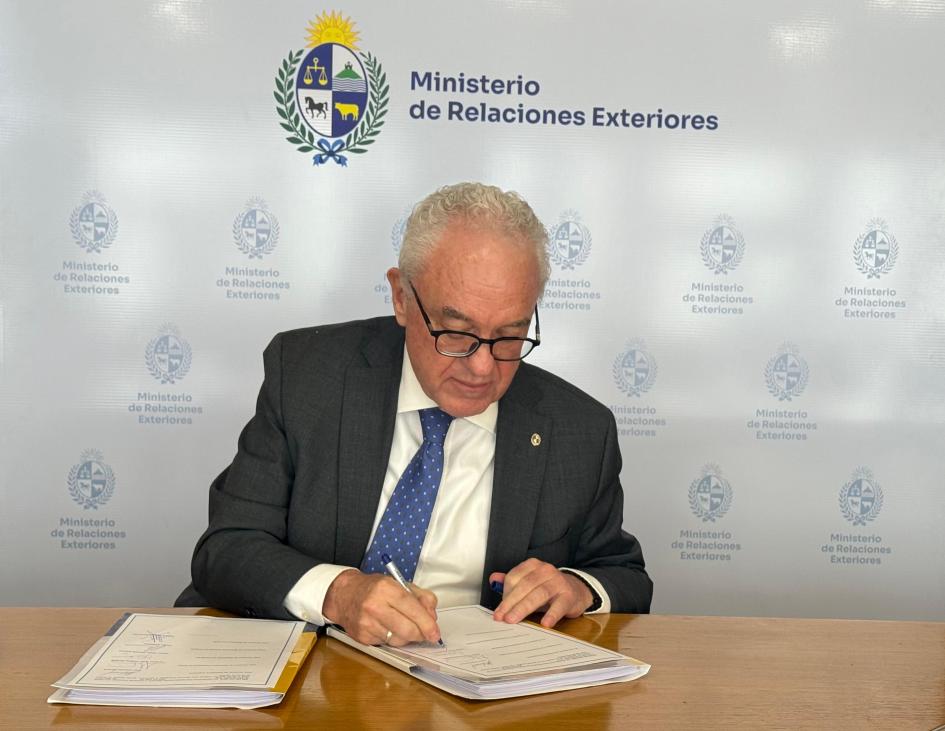 El canciller Lubetkin firmó un acuerdo MERCOSUR que favorecerá el comercio con Chile El canciller Lubetkin firmó un acuerdo MERCOSUR que favorecerá el comercio con Chile