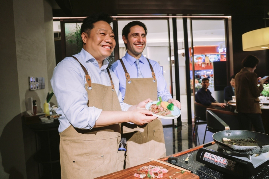El chef internacional y propietario del restaurante del evento, Yu Chunxi