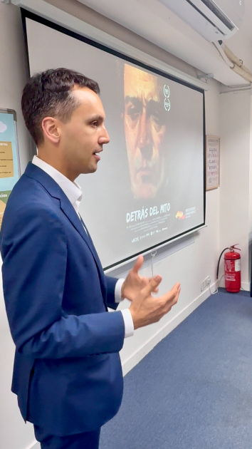 Cónsul General Federico Lage en la proyección de «Detrás del mito» en Hong Kong