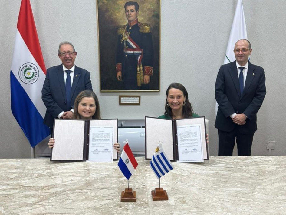 Valeria Csukasi, subsecretaria de Relaciones Exteriores firmando con autoridades de Singapur