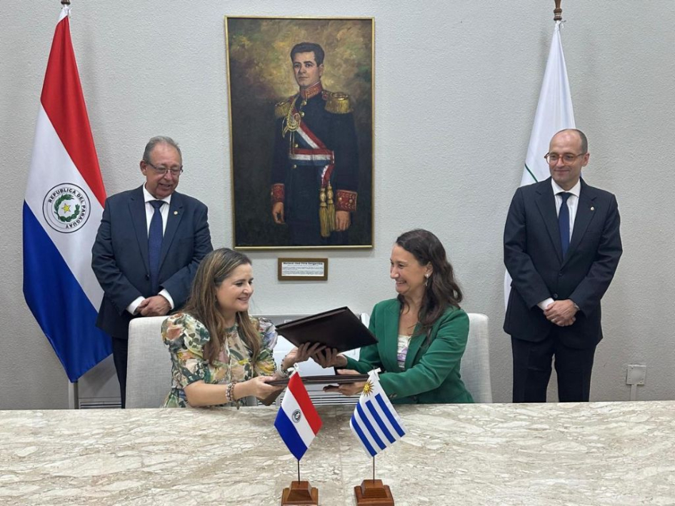 Valeria Csukasi, subsecretaria de Relaciones Exteriores firmando con autoridades de Singapur