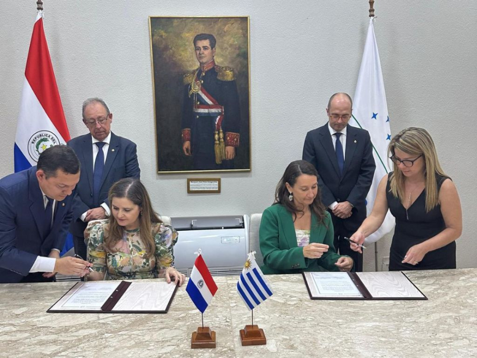 Valeria Csukasi firmando Ratificación del Acuerdo de Libre Comercio entre el Mercosur y Singapur