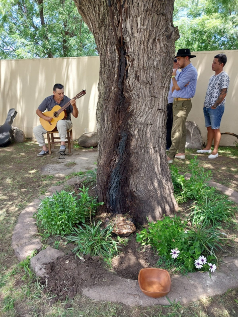 Fotografía del lugar donde se agregó tierra del Departamento de Canelones en el Museo Poeta Lugones Fotografía del lugar donde se agregó tierra del Departamento de Canelones, con el músico que amenizó