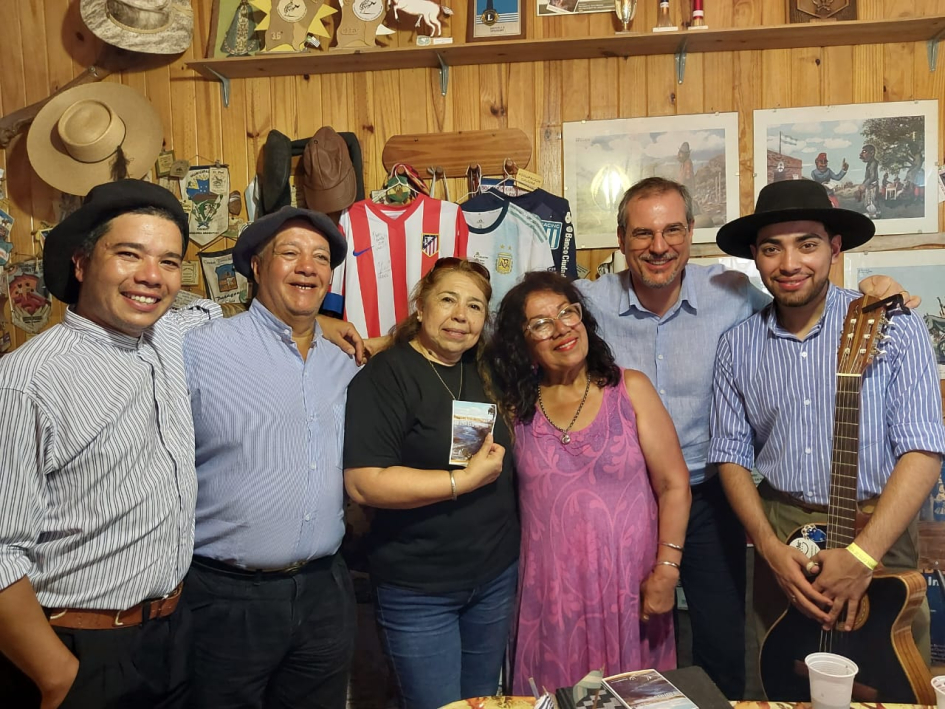 Reunión de homenaje al payador Gustavo Guichón Fotografía con la familia Guichón, una de las organizadoras del tour y el Cónsul General de Uruguay