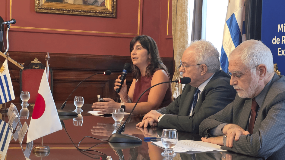 Mariana Ferreira, Uruguay XXI Mariana Ferreira de Uruguay XXI brindando oratoria en evento OSAKA