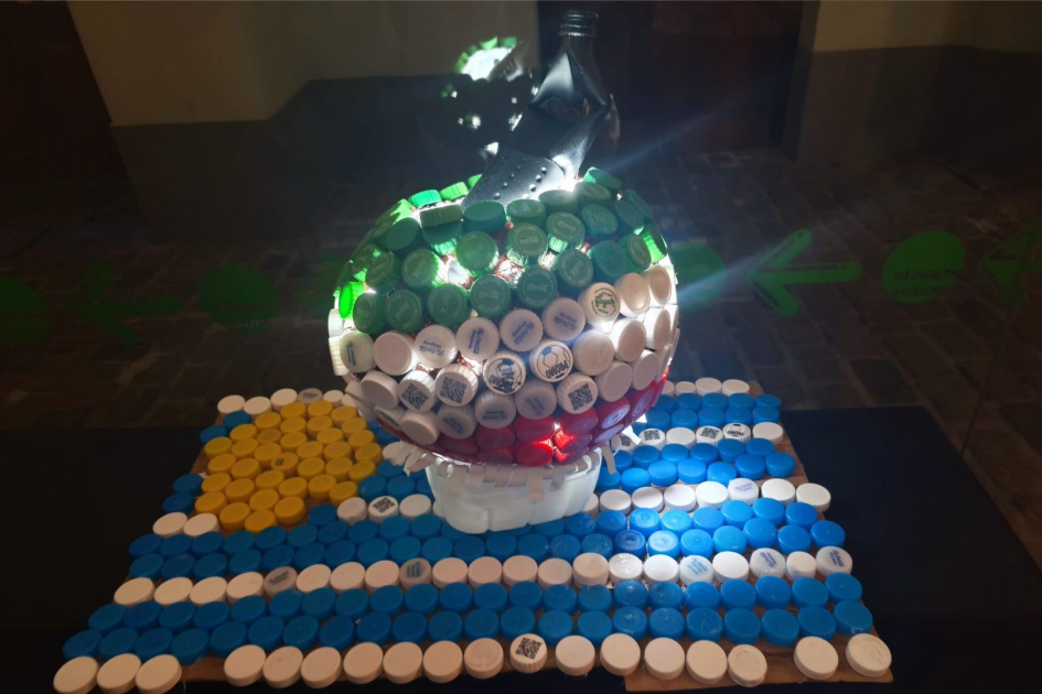 Pieza hecha con tapitas que se encuentra en la exposición