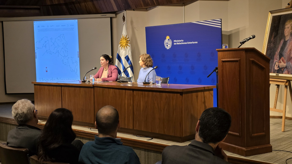 Participantes del panel hablando