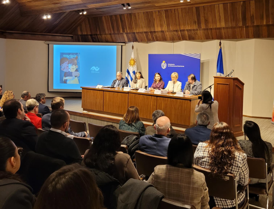 Público y panel en el Anfiteatro de Cancillería