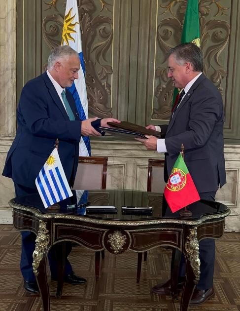 Uruguay y Portugal firman Acuerdo sobre un programa de Vacaciones y Trabajo Uruguay y Portugal firman Acuerdo sobre un programa de Vacaciones y Trabajo