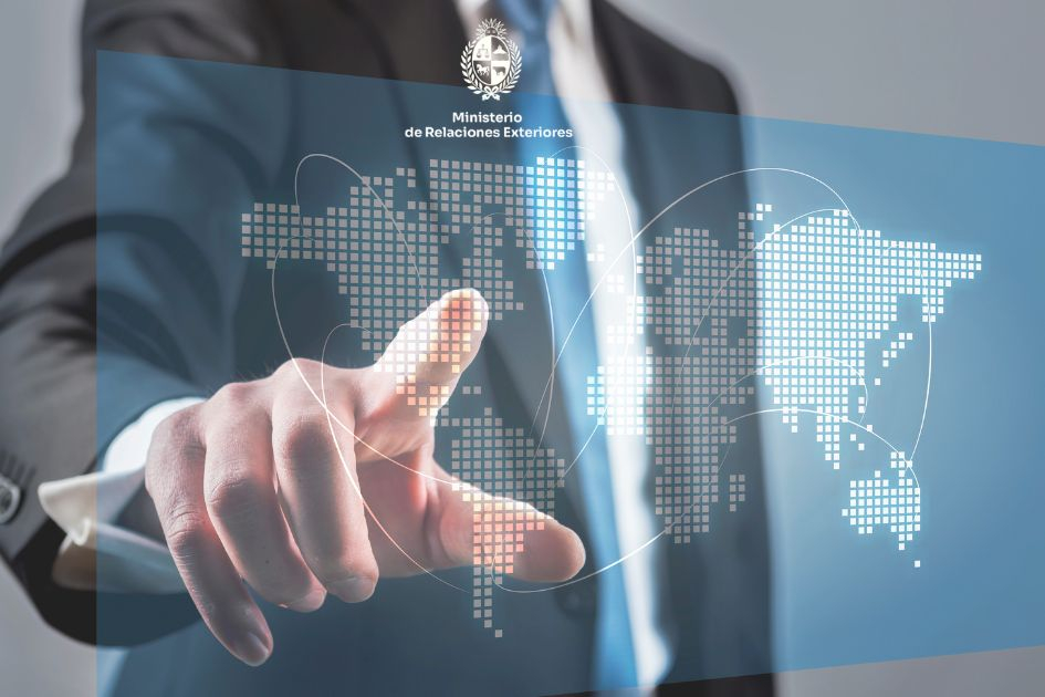 Acceso a las paginas web de varias Embajadas y Consulados de Uruguay Persona señalando pantalla para acceder a los sitios web