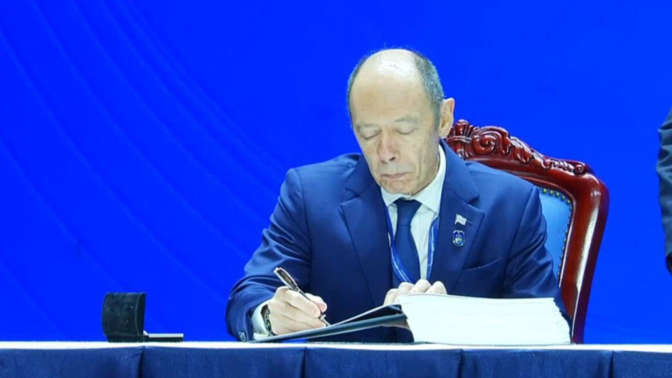 Raúl Pollak, embajador de Uruguay firma en la Convención de Naciones Unidas contra el Ciberdelito Embajador de Uruguay firma en la Convención