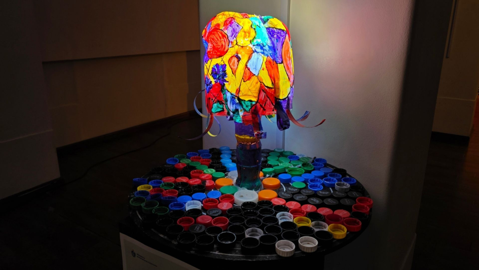 Pieza hecha con reciclaje que se encuentra en la exposición