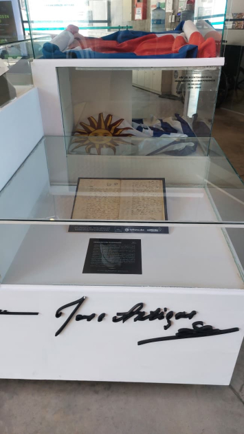 Foto de una de las mesas con material de la exhibición