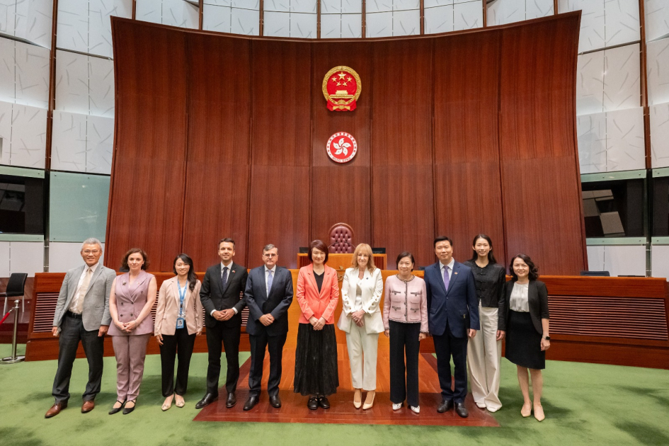 Foto de grupo en el Consejo Legislativo de la Región Administrativa Especial de Hong Kong Foto de grupo en el Consejo Legislativo de la Región Administrativa Especial de Hong Kong