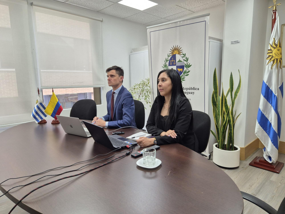 Cónsul Juan Manuel Ciganda y Oficial de Cancillería María Fernanda Ocampo
