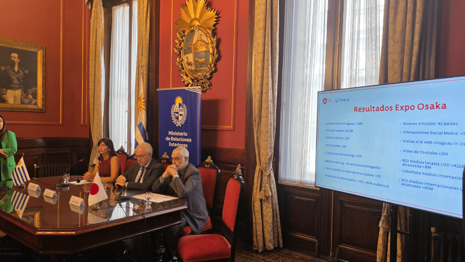 Canciller Mario Lubetkin; Benjamín Liberoff y Mariana Ferreira Ministro de Relaciones Exteriores, Mario Lubetkin; Benjamín Liberoff, y Mariana Ferreira