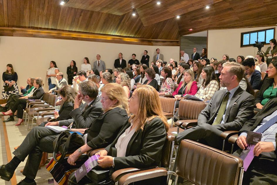 Público presente en el evento Día Internacional de la Eliminación de la Violencia contra la Mujer