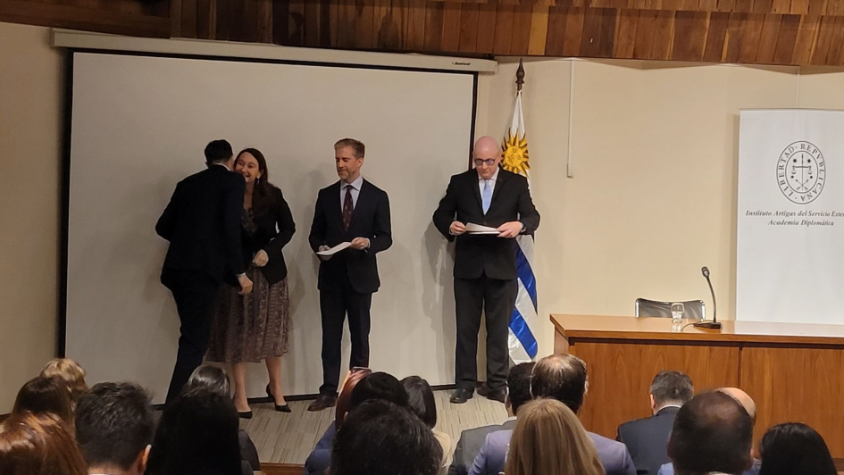 Entrega diplomas a cuerpo diplomático