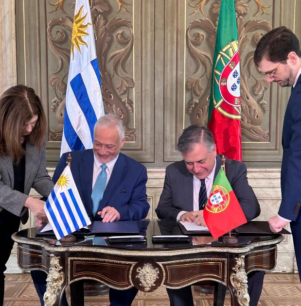 Uruguay y Portugal firman Acuerdo sobre un programa de Vacaciones y Trabajo Uruguay y Portugal firman Acuerdo sobre un programa de Vacaciones y Trabajo