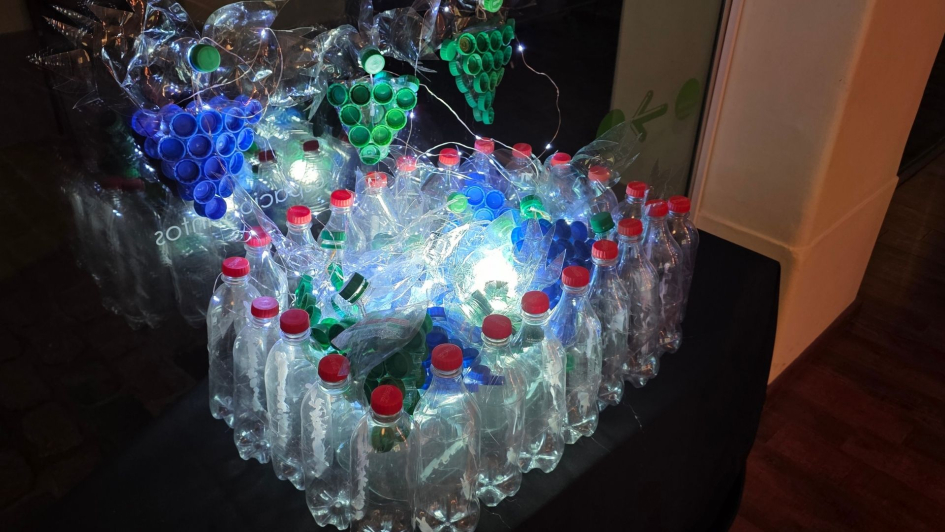 Pieza hecha con reciclaje que se encuentra en la exposición