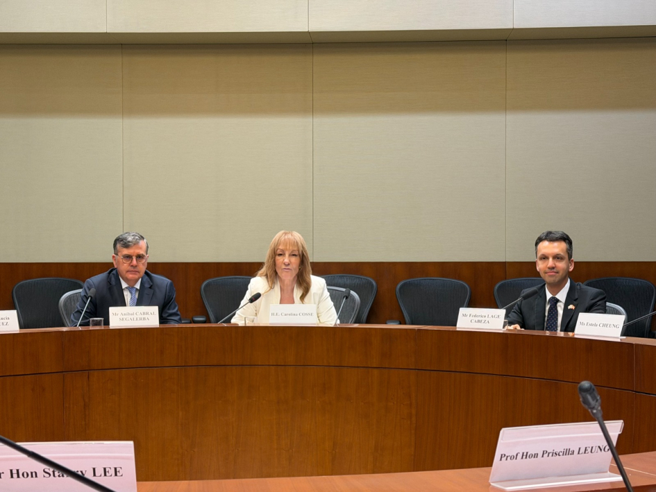 Reunión bilateral en el Consejo Legislativo de la Región Administrativa Especial de Hong Kong. Reunión bilateral en el Consejo Legislativo de la Región Administrativa Especial de Hong Kong.