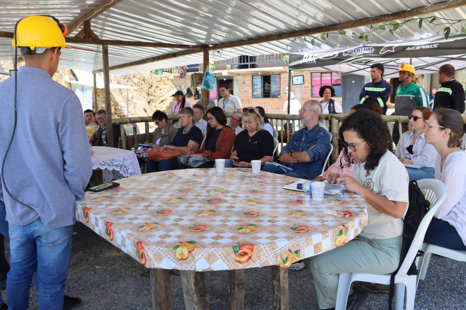 Conociendo la labor de mujeres mineras, buscadoras, indígenas y campesinas en Llanada y Samaniego