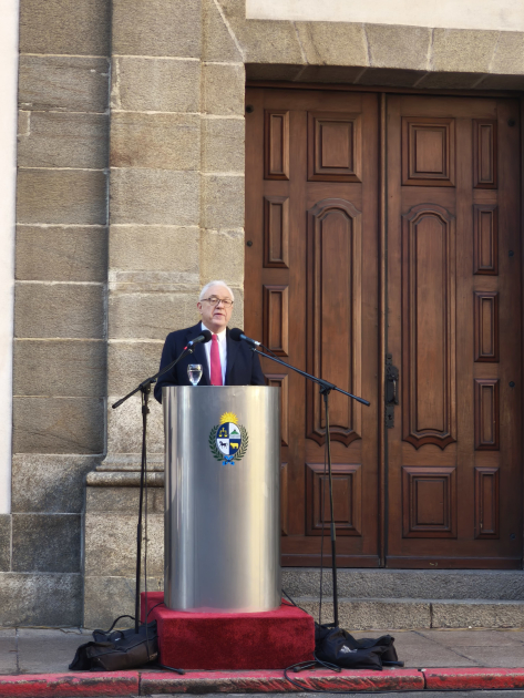 195.º Aniversario de la Jura de la Primera Constitución Lubetkin brindando su discurso