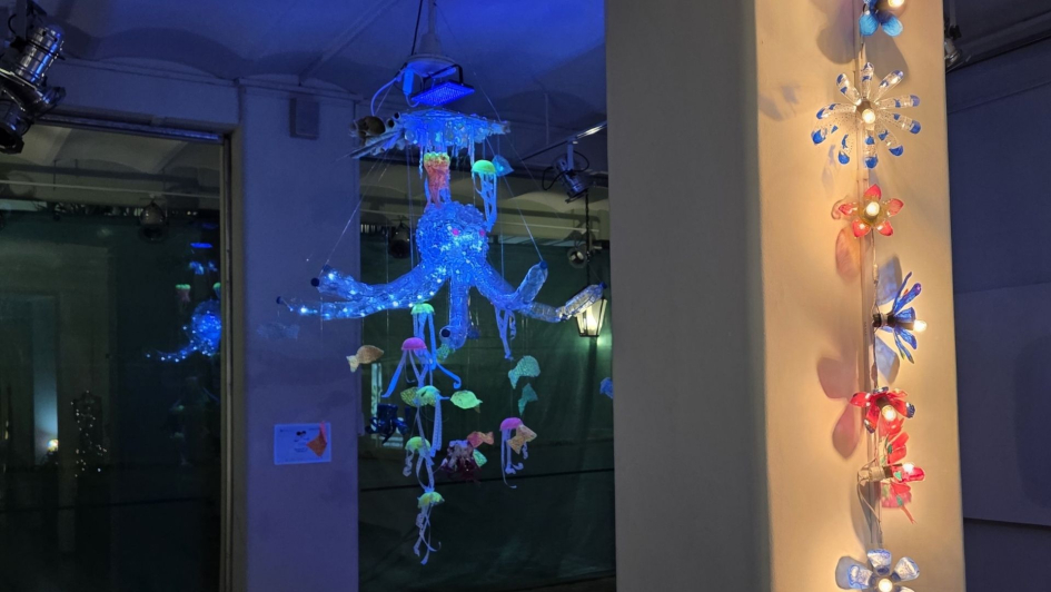 Pieza hecha con reciclaje que se encuentra en la exposición