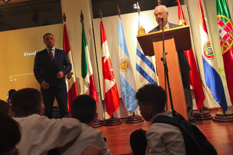 Canciller brindando palabras en la inauguración de la exposición