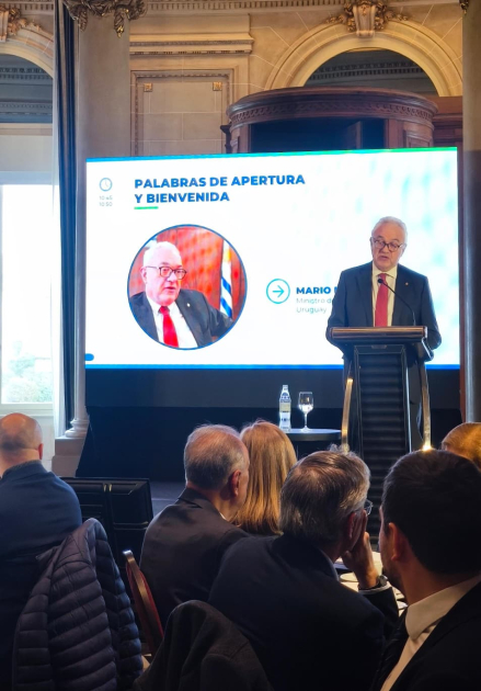 Ministro hablando en evento BID/OCDE