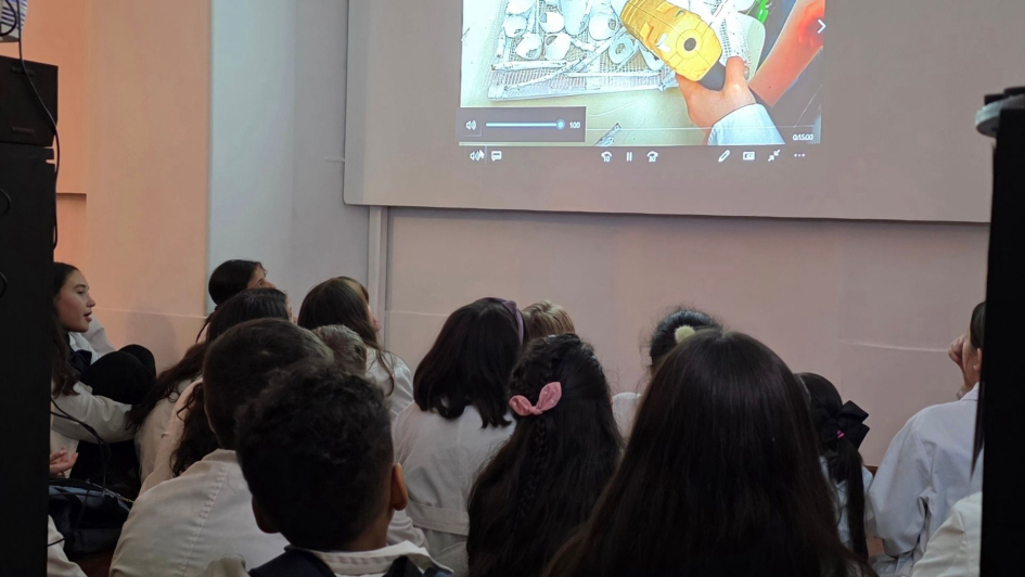 Niños mirando video presentación en la inauguración