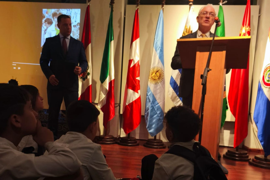Canciller brindando palabras en la inauguración de la exposición